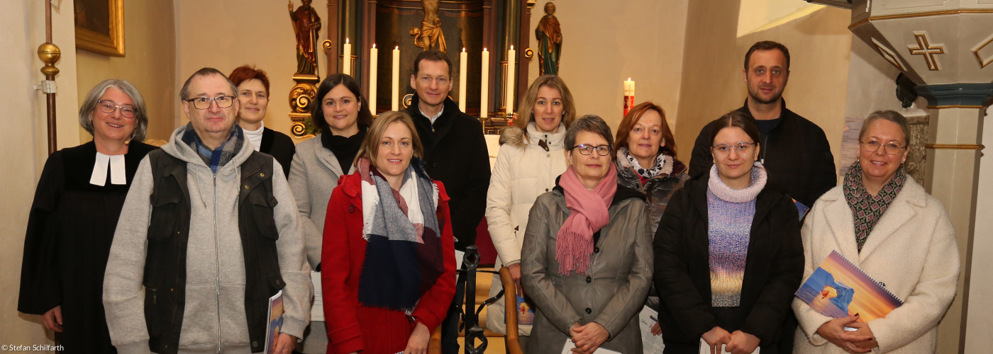 alle 12 Mitglieder des neuen Kirchenvorstandes Oberferrieden bei der Einführung am 1. Advent