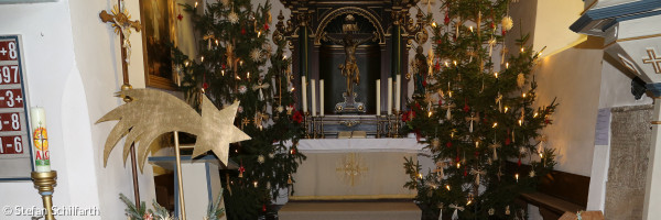 weihnachtlich geschmückter Altarraum in Oberferrieden